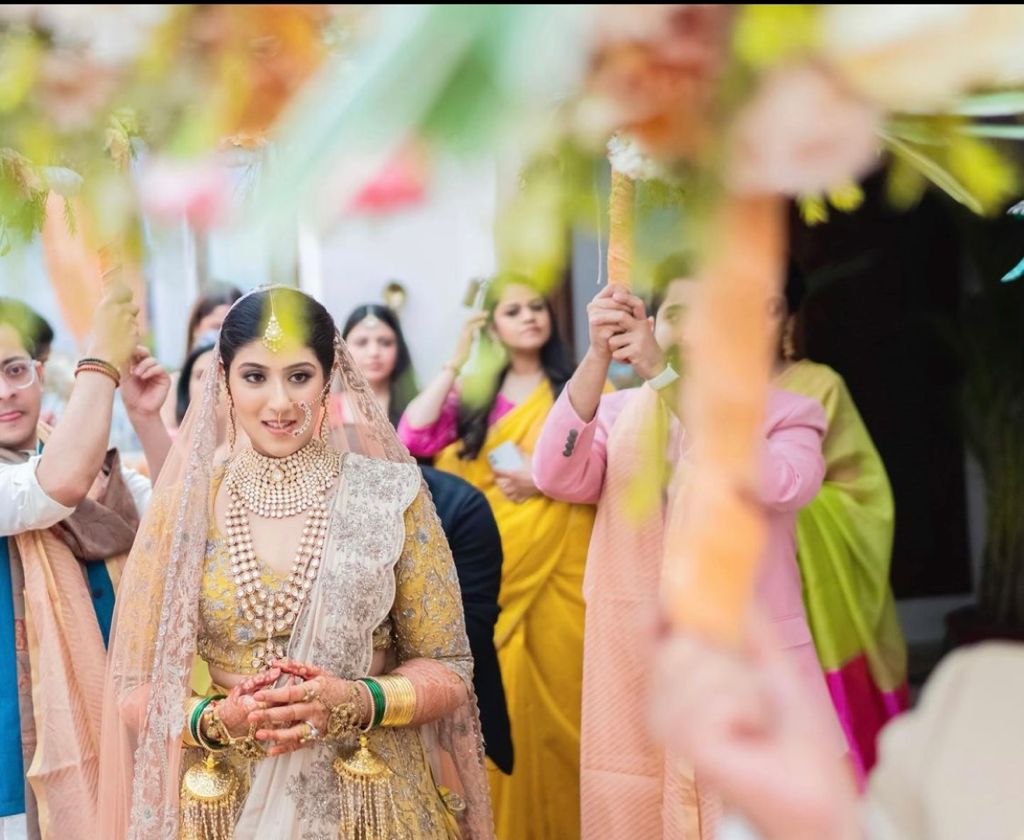 candid pose for brides for wedding photography
